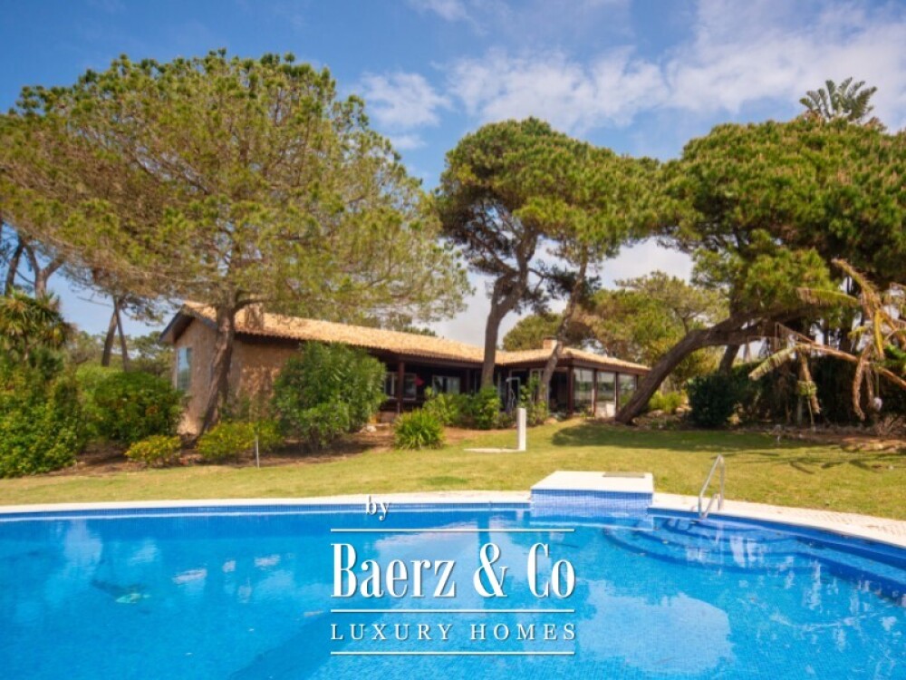 Single storey 3 bedroom villa with swimming pool, tennis court and plot of 5,320 sqm in Fontanelas, Sintra image