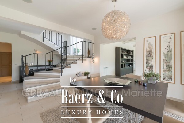 photo 5 In an estate with a swimming pool and tennis court, beautifu