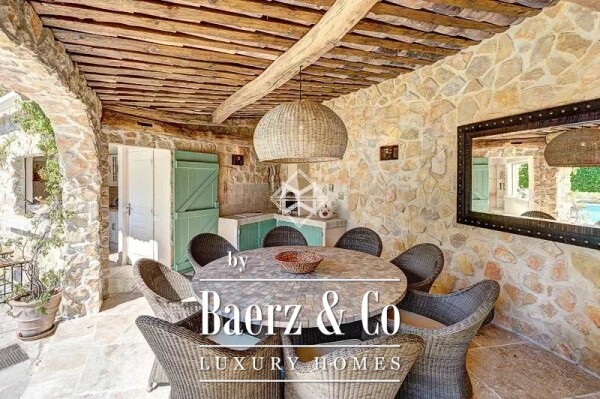 photo 5 Provençal in a gated domain.