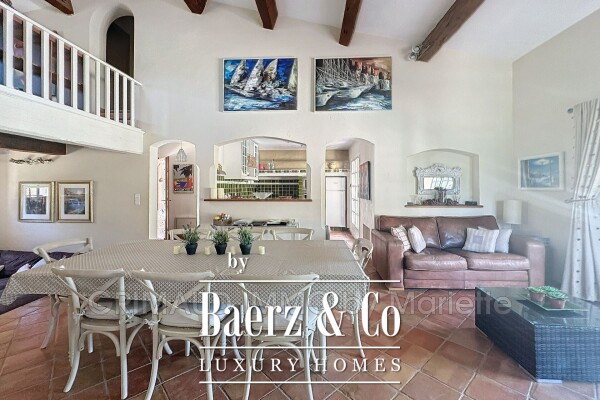 photo 8 Charming villa in a quiet area with pool, landscaped garden,