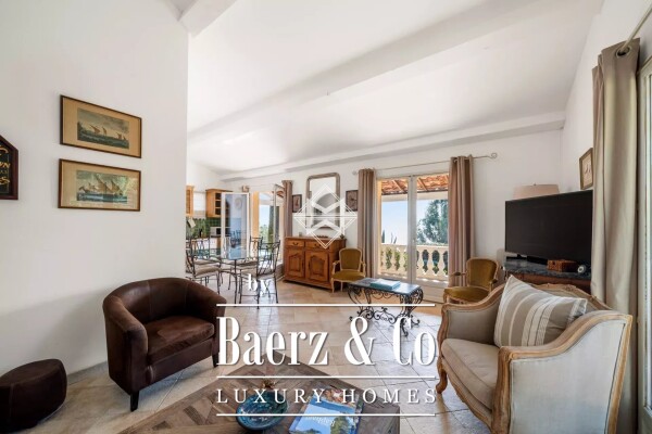 photo 7 Agay, second line facing the sea…