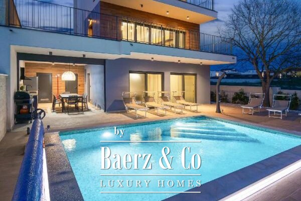 photo 11 Istria, Banjole, semi-detached villa first row to the sea 244 m2 with a view of the Marina