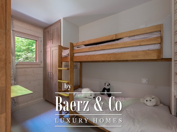 photo 9 South-facing, fully renovated 4-bedroom apartment