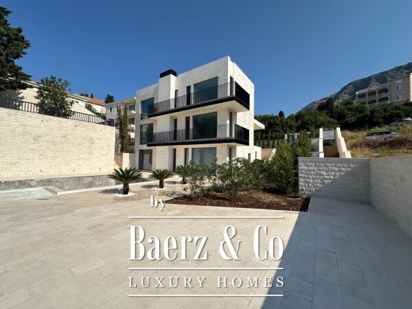 photo 7 Seafront Modern New Villa with Pool and Access to the Beach