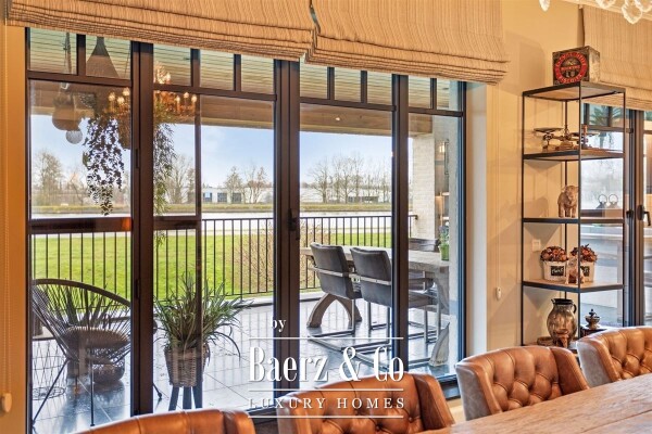 photo 10 Uitzonderlijke Duplex met zicht op kanaal, garage, carport en ruime (wijn)kelder!