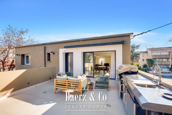 photo 11 Renovated 2-bedroom apartment for sale – Saint-Raphaël city centre – large south-facing terrace – 2 en-suite bedrooms