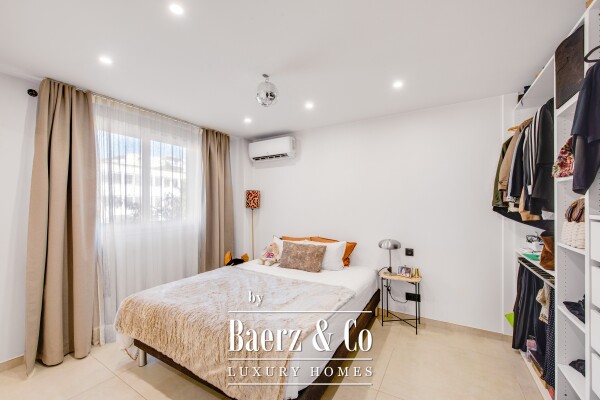 photo 17 Renovated 2-bedroom apartment for sale – Saint-Raphaël city centre – large south-facing terrace – 2 en-suite bedrooms