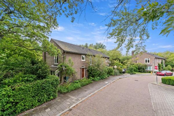 photo 2 Charlotte de Bourbonstraat 24