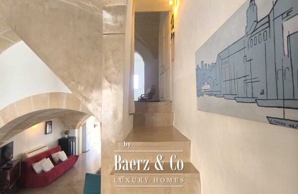 photo 10 RENOVATED MENORCAN HOUSE FOR SALE IN THE HISTORIC OLD TOWN OF CIUTADELLA, MENORCA – COURTYARD WITH SWIMMING POOL, 4 EN-SUITE BEDROOMS AND ORIGINAL ARCHITECTURAL FEATURES